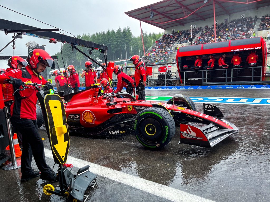 Max Verstappen conquista la Pole Position per domenica, ma arriva la penalità per lui. Leclerc partirà davanti a tutti.