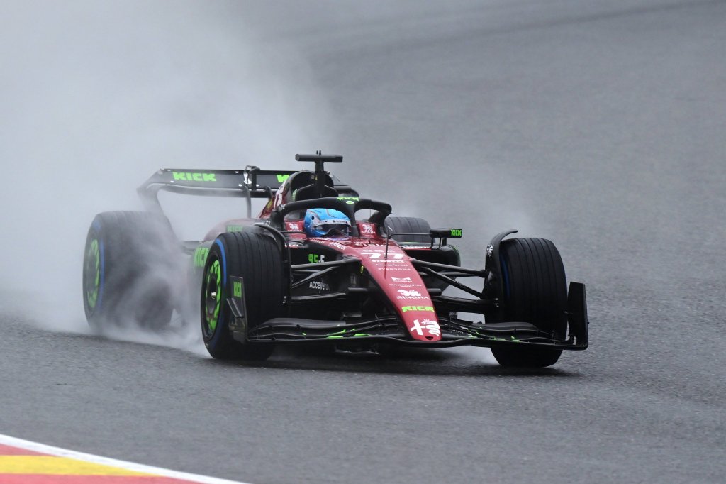 Pioggia e tanta acqua in pista a Spa per la Sprint Shootout. Pasticcio finale Mercedes, Max in pole. Ottimo Piastri secondo.
