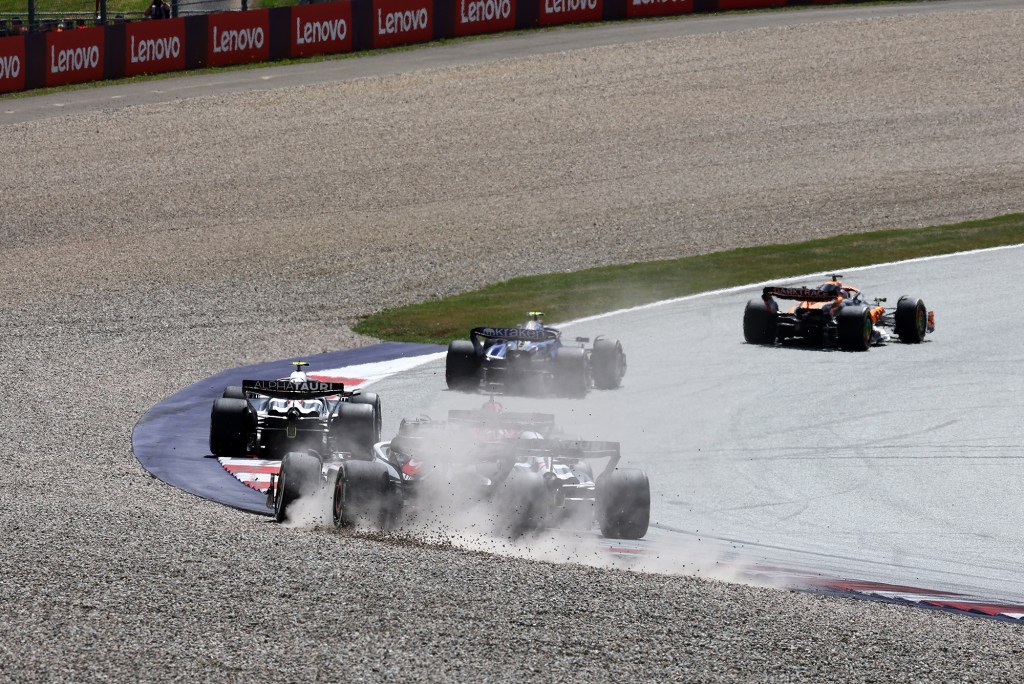 Il pilota della Haas Kevin Magnussen ritiene che il suo incidente con Nyck de Vries di AlphaTauri durante il Gran Premio d'Austria abbia dimostrato come il suo rivale stia “correndo per il suo futuro”.