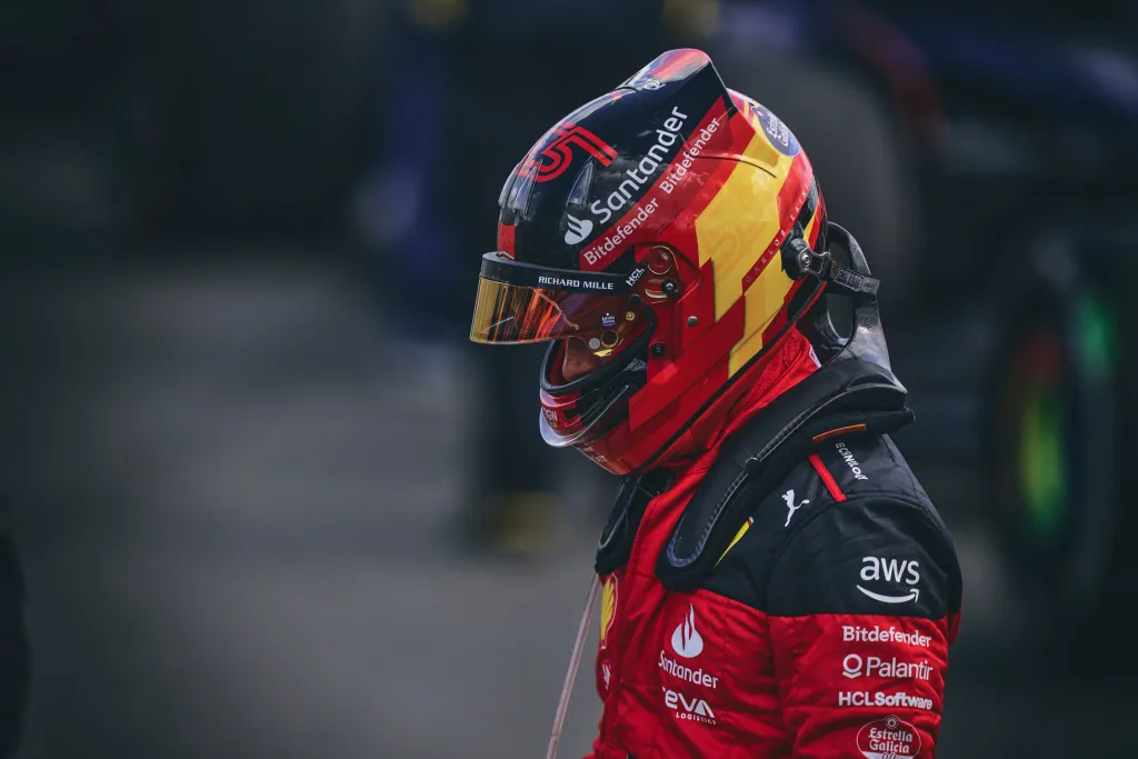 Carlos Sainz Jr ha ammesso che la sua stessa indecisione ha portato la Ferrari a scegliere di non rientrare ai box durante il periodo di Safety Car durante il Gran Premio di Gran Bretagna, che lo ha portato a finire decimo.