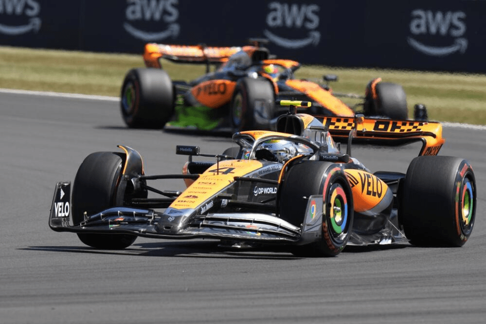 Lando Norris ha elogiato il compagno di squadra della McLaren, Oscar Piastri, dopo che i due sono arrivati rispettivamente secondo e quarto nel Gran Premio di Gran Bretagna.