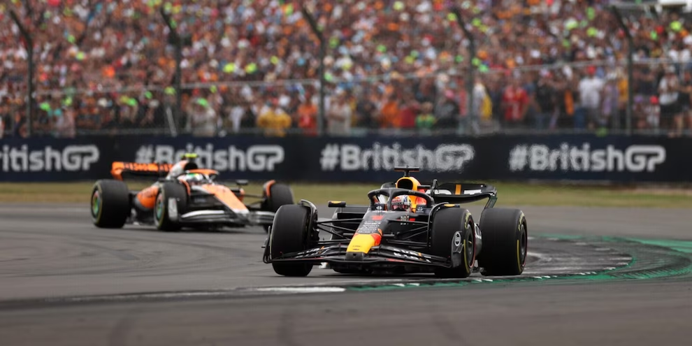 Il sette volte campione Lewis Hamilton ha parlato del dominio del futuro tre volte campione del mondo Max Verstappen.