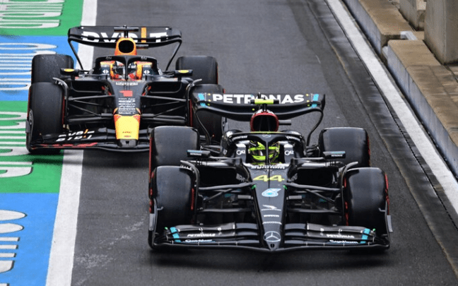 Il sette volte campione Lewis Hamilton ha parlato del dominio del futuro tre volte campione del mondo Max Verstappen.