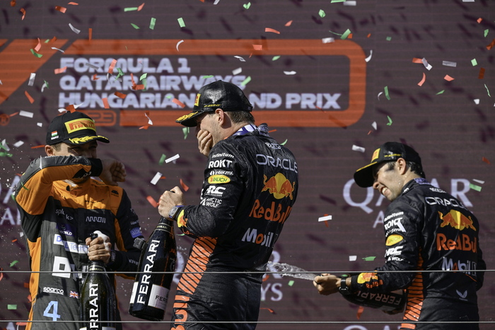 Il pilota della McLaren ha scherzato sul fatto di non avere colpe nell'incidente post-gara. Lando Norris ha suggerito sfacciatamente che Max Verstappen fosse responsabile dei danni subiti dal trofeo del vincitore del Gran Premio d'Ungheria.