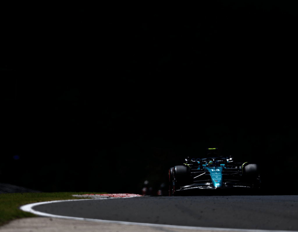 Fernando Alonso afferma che Aston Martin è attualmente la quinta scuderia più veloce in griglia, con il nono posto un obiettivo realistico per le prossime gare.