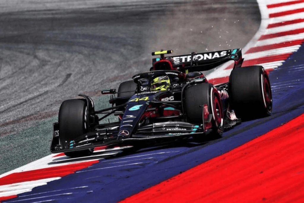 Il team principal della Mercedes, Toto Wolff, ha spiegato perché ha fatto il passo insolito di aprirsi due volte in radio con Lewis Hamilton durante il Gran Premio d'Austria di ieri.