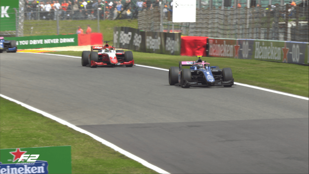 Enzo Fittipaldi ha ottenuto la sua prima vittoria in Formula 2 dopo aver superato Richard Verschoor al penultimo giro della gara sprint di Spa-Francorchamps.