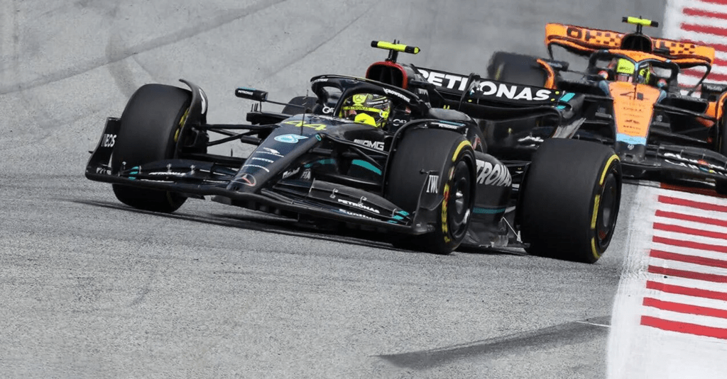 Lewis Hamilton ha rivelato come un cambio di assetto sulla sua Mercedes abbia causato uno squilibrio di manovrabilità che ha portato al ripetuto superamento dei limiti di pista all'inizio del Gran Premio d'Austria.