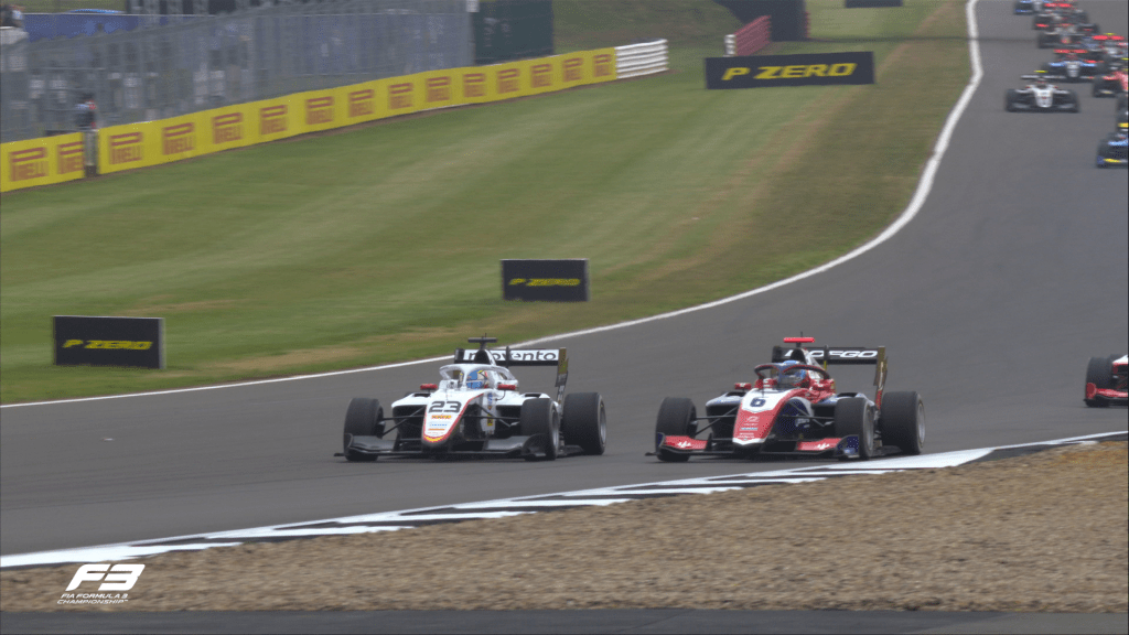 Oliver Goethe ha ottenuto la sua prima vittoria in Formula 3 a Silverstone. Il pilota danese ha gestito perfettamente la seconda gara del weekend vincendo davanti a Leonardo Fornaroli, che completa una doppietta Trident. Pepe Martí ha completato il podio con un buon terzo posto dopo aver tenuto dietro Paul Aron.