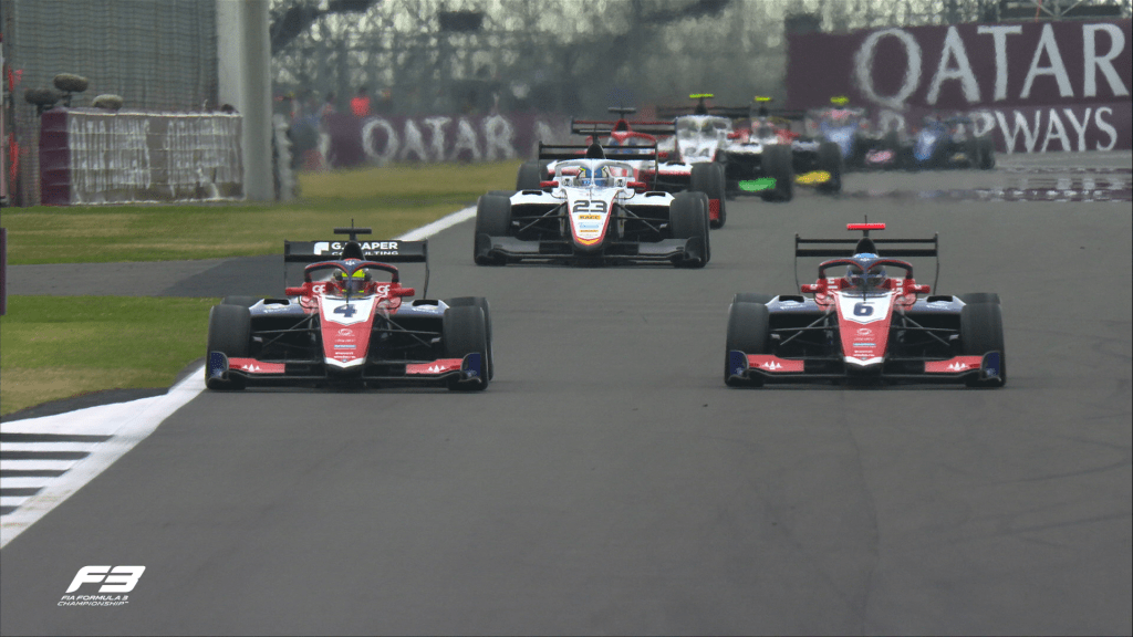 Oliver Goethe ha ottenuto la sua prima vittoria in Formula 3 a Silverstone. Il pilota danese ha gestito perfettamente la seconda gara del weekend vincendo davanti a Leonardo Fornaroli, che completa una doppietta Trident. Pepe Martí ha completato il podio con un buon terzo posto dopo aver tenuto dietro Paul Aron.