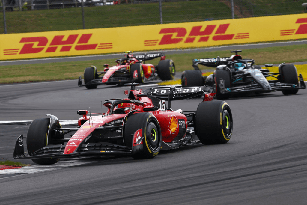 George Russell afferma di non essere riuscito a superare Charles Leclerc all'inizio della gara poiché il pilota della Ferrari è rimasto impunito per una mossa difensiva che ha infranto il regolamento.