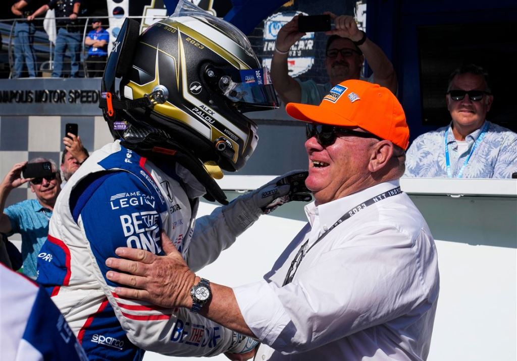 Chip Ganassi si complimenta con Alex Palou dopo la pole alla 500 miglia di Indianapolis 2023