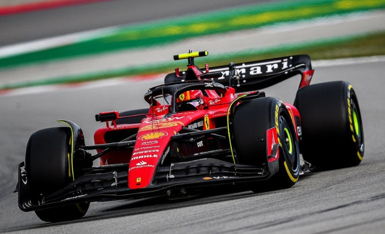 Carlos Sainz ha affermato che riportare al vertice la vettura è la massima priorità della Ferrari per evitare il ripetersi dell’incostanza mostrata nel 2024.