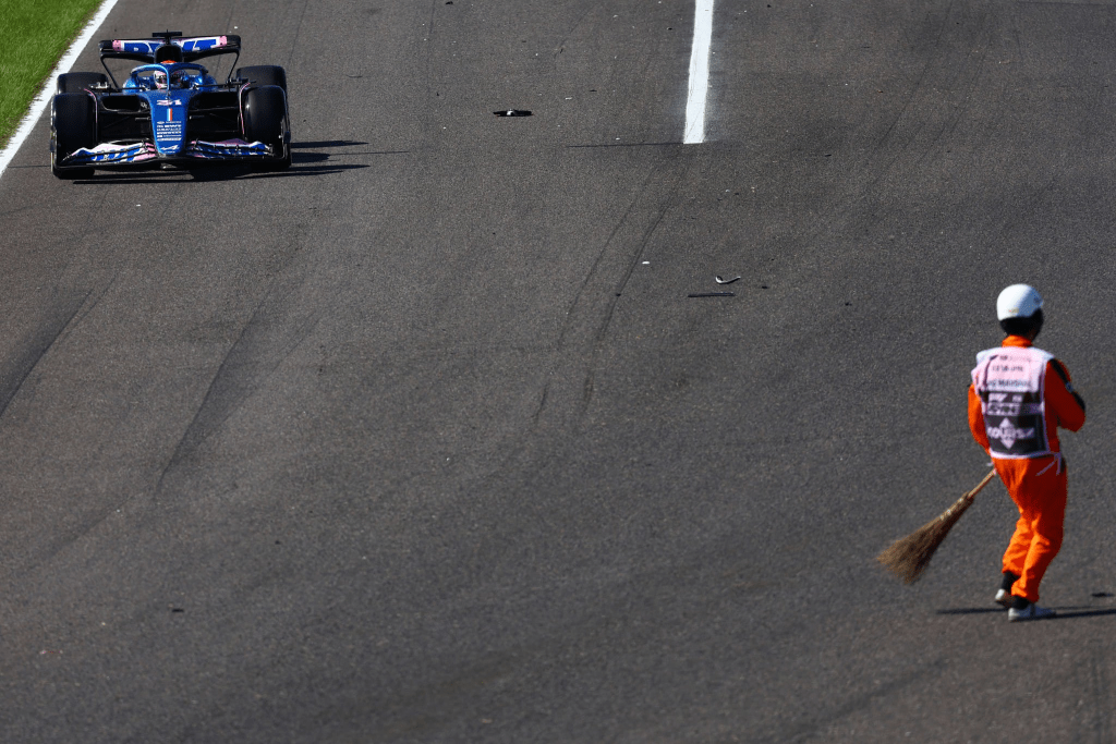 Un furioso Pierre Gasly è sceso dalla sua vettura alla fine del Gran Premio del Giappone in cerca di risposte sul motivo per cui gli era stato detto di lasciar passare il suo compagno di squadra nell'ultimo giro.