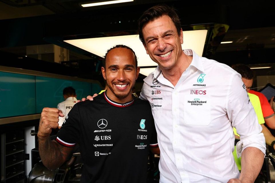 L'annuncio del rinnovo di Hamilton ha sempre destato curiosità. Ecco alcuni aneddoti svelati da Toto Wolff e, c'entrano gli avvocati.