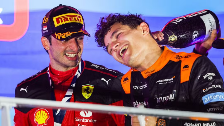 Un viaggio immaginario nella mente di Carlos Sainz. La pole, la gara, la vittoria al GP di Singapore vissuti attraverso i suoi pensieri.