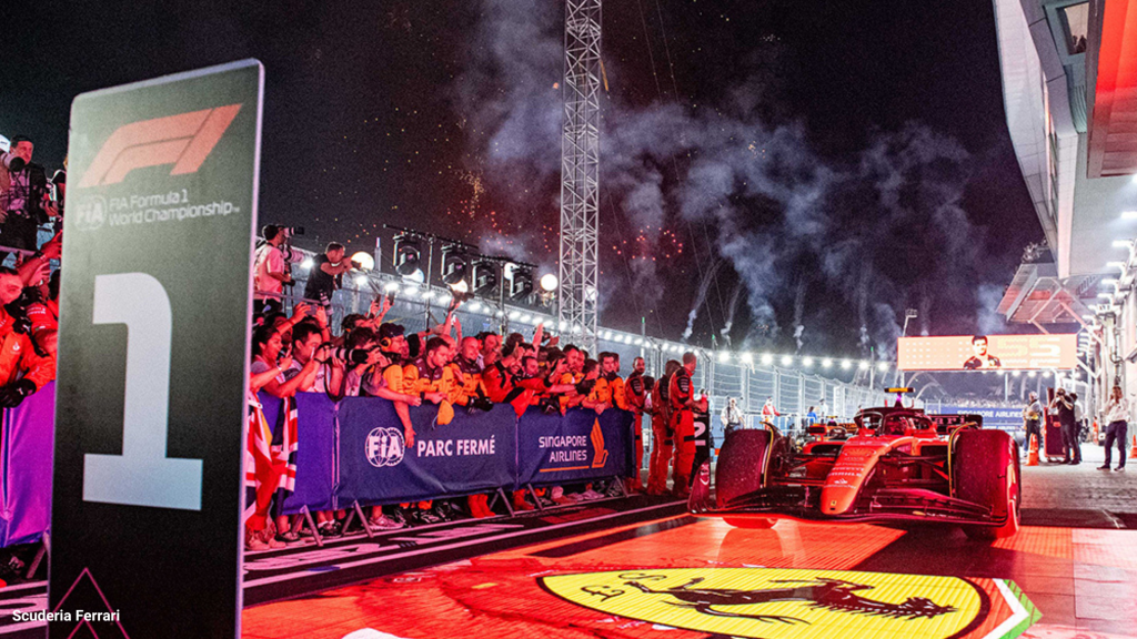 Sainz arriva al Parc Fermè dopo il GP di Singapore 2023