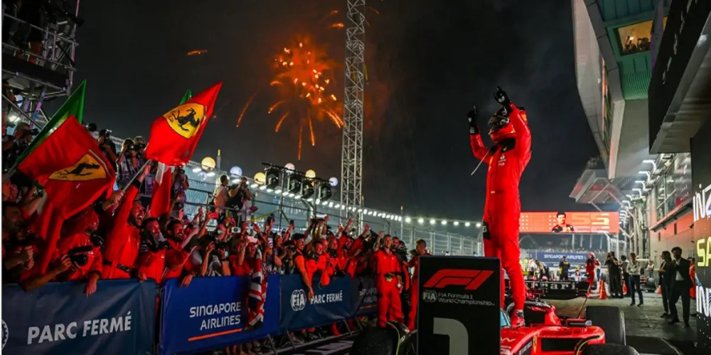 Un viaggio immaginario nella mente di Carlos Sainz. La pole, la gara, la vittoria al GP di Singapore vissuti attraverso i suoi pensieri.