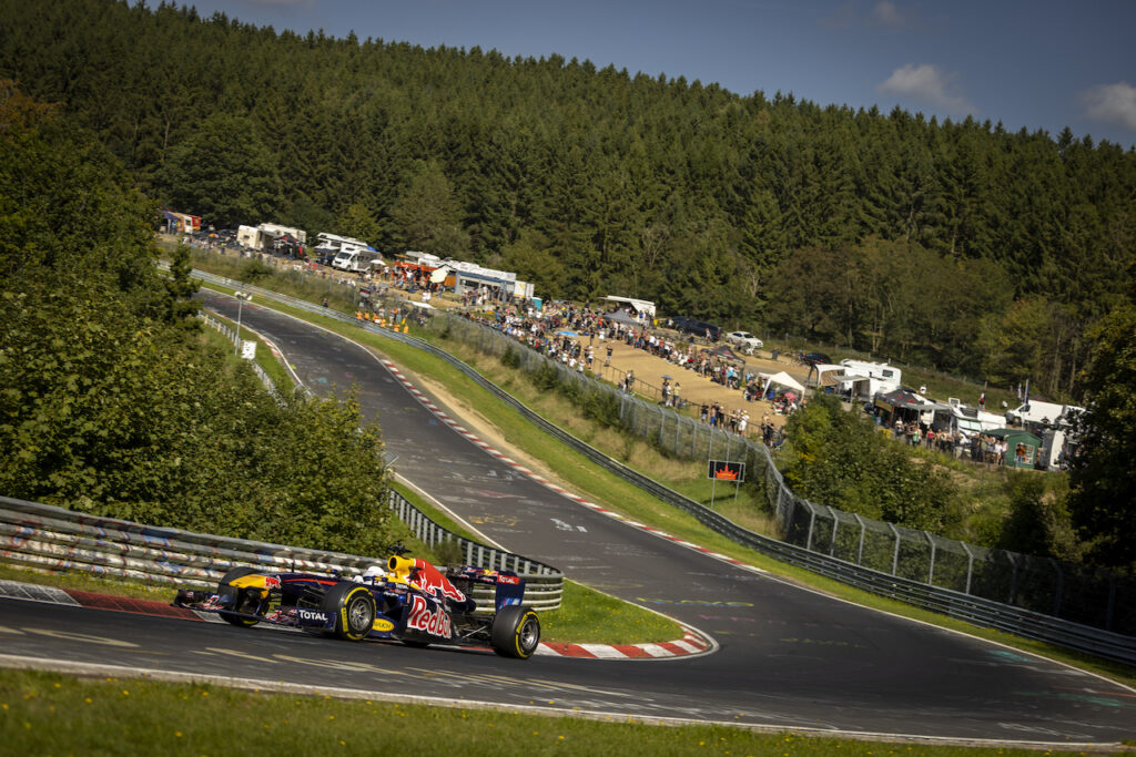 Vettel ha guidato la sua Red Bull RB7 vincitrice del titolo 2011 all'evento Red Bull di Formula Nurburgring lo scorso fine settimana utilizzando carburanti neutri in termini di anidride carbonica, qualcosa che ha fatto per altre corse dimostrative di auto d'epoca di F1 come parte della sua iniziativa "race without trace".