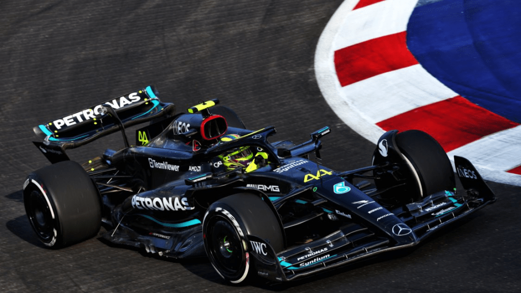 Lewis Hamilton si è congratulato con l'organizzazione del GP di Singapore per i cambiamenti apportati a Marina Bay quest'anno. L'inglese sottolinea che il nuovo asfalto è stato un grande successo, così come l'eliminazione delle quattro curve nella zona della baia. Adesso il circuito è vicino alla perfezione.