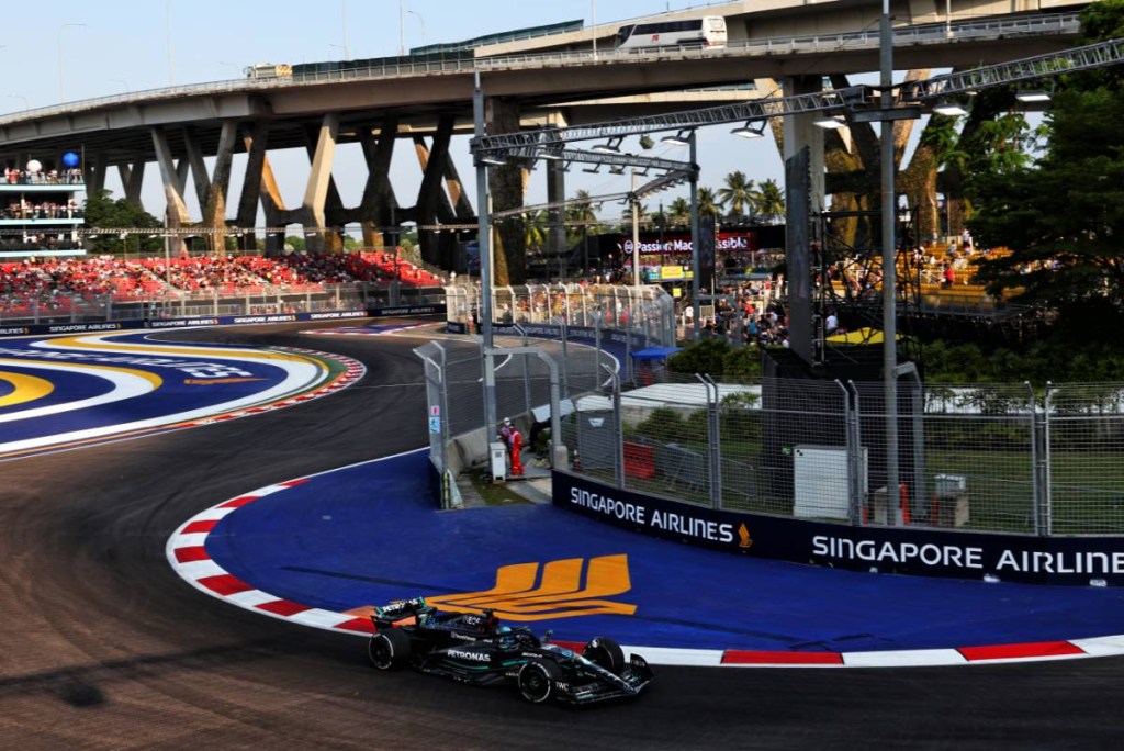 Lewis Hamilton si è congratulato con l'organizzazione del GP di Singapore per i cambiamenti apportati a Marina Bay quest'anno. L'inglese sottolinea che il nuovo asfalto è stato un grande successo, così come l'eliminazione delle quattro curve nella zona della baia. Adesso il circuito è vicino alla perfezione.