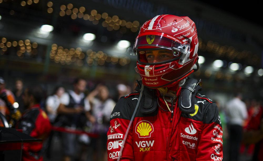 "Ad essere onesti, non era questo il piano", ha risposto Charles Leclerc dopo il Gran Premio di Singapore quando gli è stato chiesto se avesse il ritmo per vincere la gara. Fin dall'inizio, il suo compito era chiaro: proteggere il suo compagno di squadra.
