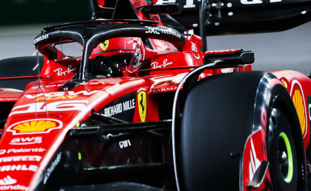 "Ad essere onesti, non era questo il piano", ha risposto Charles Leclerc dopo il Gran Premio di Singapore quando gli è stato chiesto se avesse il ritmo per vincere la gara. Fin dall'inizio, il suo compito era chiaro: proteggere il suo compagno di squadra.