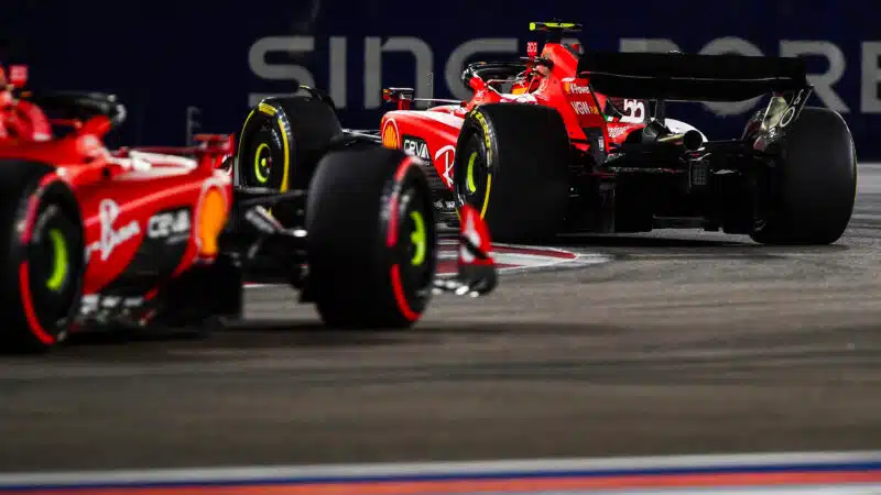 Charles Leclerc è stato costretto a rallentare il ritmo a causa di problemi di surriscaldamento nelle fasi finali del Gran Premio di Singapore.
