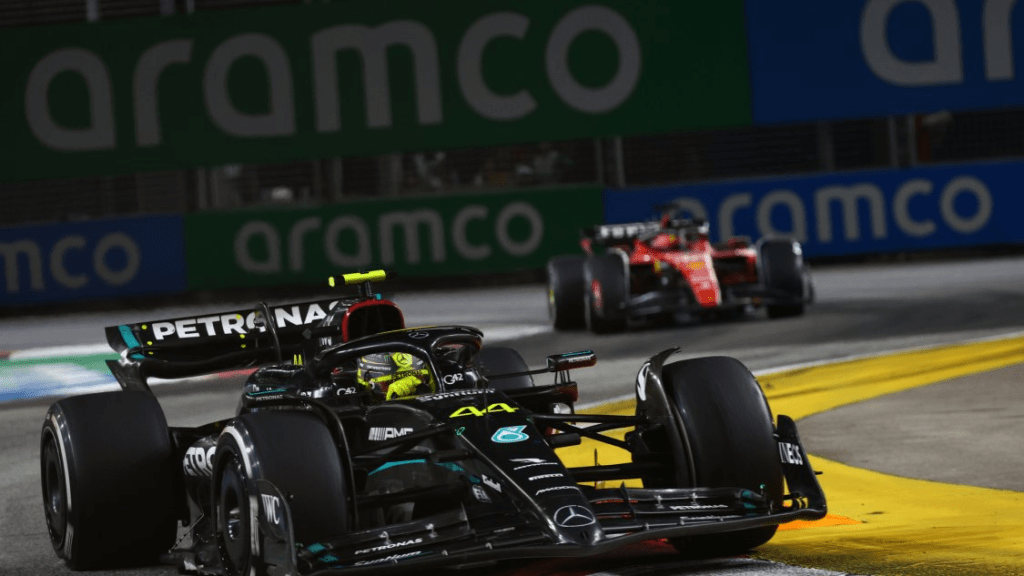 Lewis Hamilton ricorda che mentre il resto dei suoi rivali continua a introdurre miglioramenti e sviluppare la vettura del 2023, la Red Bull è già completamente concentrata sul prossimo anno. Il britannico sostiene che il tempo dirà quale sarà la strategia corretta, ma ritiene che forse quanto accaduto a Singapore possa avere qualcosa a che fare con gli aggiornamenti.
