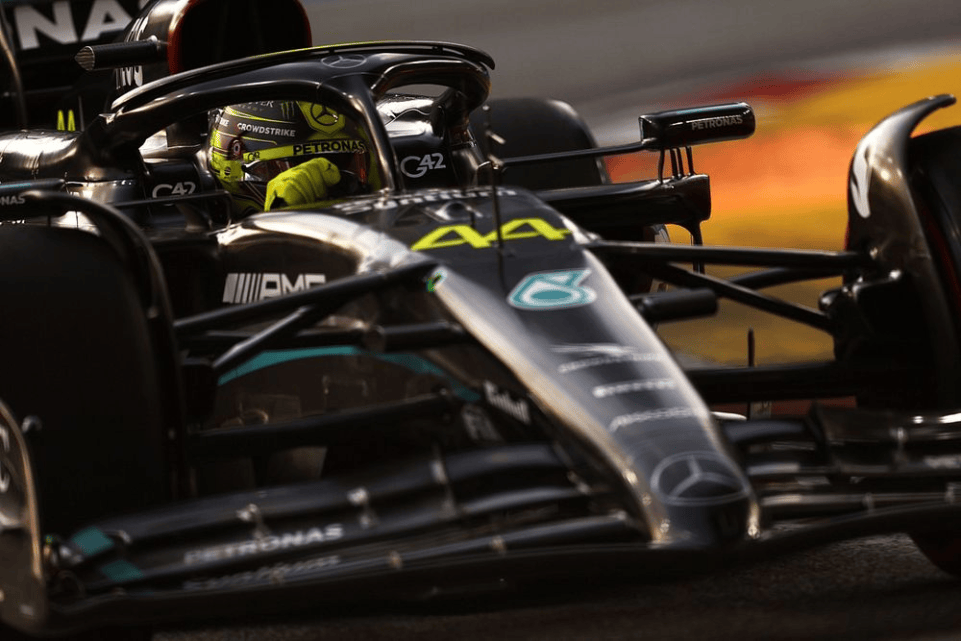 Lewis Hamilton ricorda che mentre il resto dei suoi rivali continua a introdurre miglioramenti e sviluppare la vettura del 2023, la Red Bull è già completamente concentrata sul prossimo anno. Il britannico sostiene che il tempo dirà quale sarà la strategia corretta, ma ritiene che forse quanto accaduto a Singapore possa avere qualcosa a che fare con gli aggiornamenti.