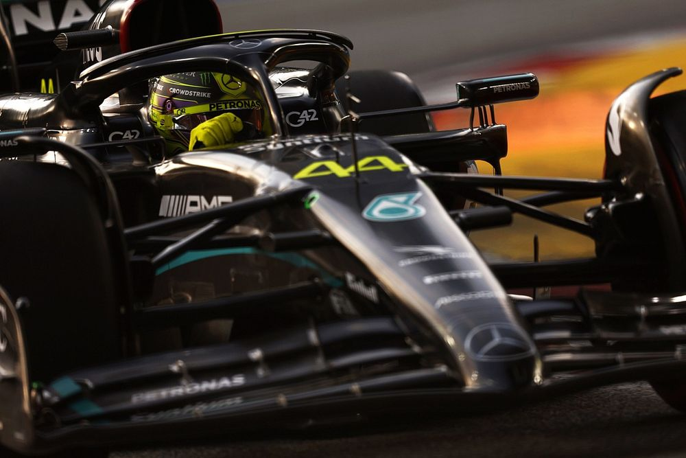Lewis Hamilton ricorda che mentre il resto dei suoi rivali continua a introdurre miglioramenti e sviluppare la vettura del 2023, la Red Bull è già completamente concentrata sul prossimo anno. Il britannico sostiene che il tempo dirà quale sarà la strategia corretta, ma ritiene che forse quanto accaduto a Singapore possa avere qualcosa a che fare con gli aggiornamenti.