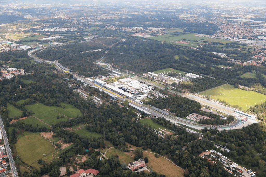 In una splendida cornice tutta rossa, inizia il Gran Premio d'Italia. Riusciranno le Ferrari nell'impresa? Segui con noi la diretta testuale!