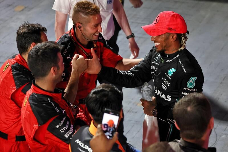 La Mercedes ha spiegato perché sembrava che nessuno del team stesse aspettando Lewis Hamilton sotto il podio del Gran Premio di Singapore.