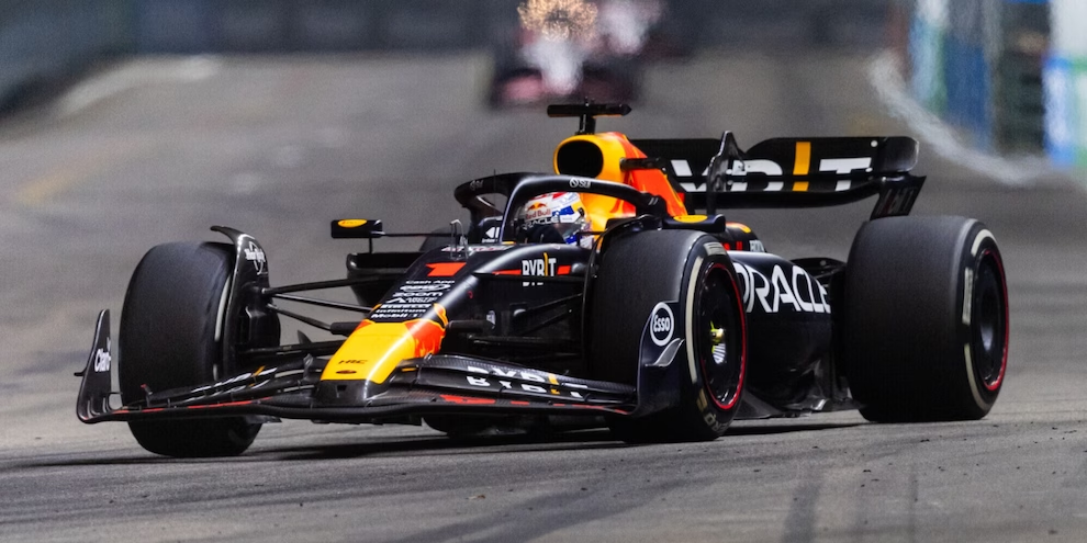 Max Verstappen indica McLaren come suo più grande rivale per questo fine settimana a Suzuka. L'olandese è impressionato dai progressi del team di Woking durante l'anno e crede di poter essere molto forte su questo circuito. Naturalmente ha piena fiducia nel potenziale della RB19 e spera di essere sempre davanti.