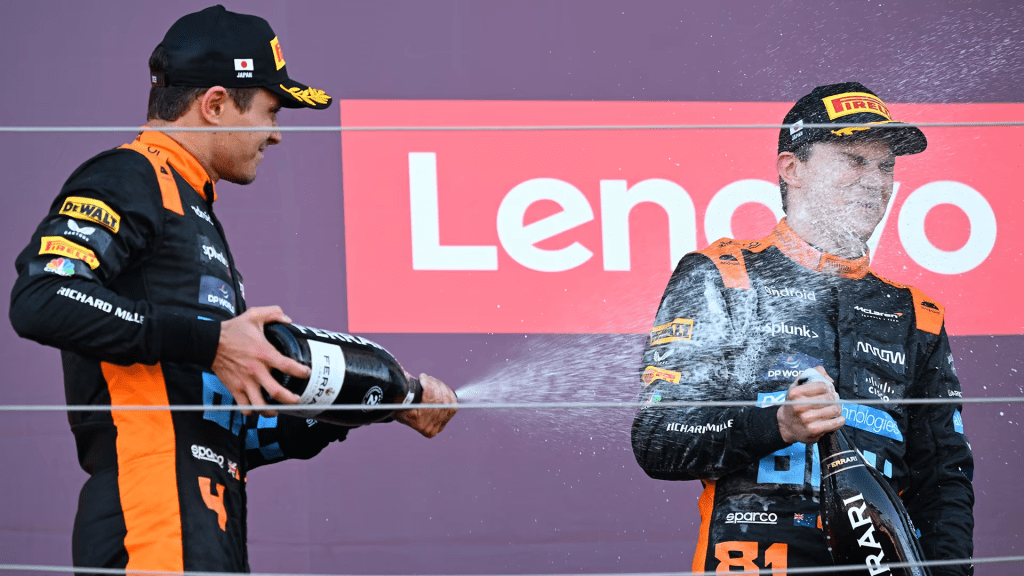 "Ha superato le aspettative di tanti". Ha esordito così Lando Norris nel fare i complimenti al suo compagno di Scuderia Oscar Piastri. In effetti, l'australiano, ha maturato una crescita incredibile nelle ultime settimane. Dopo aver sfiorato il podio in ben due occasioni, ecco che in Giappone (dove è tornato a trionfare Max Verstappen regalando il titolo alla Red Bull) il terzo posto è diventato finalmente suo. Quel trofeo stretto tra le mani e quel sorriso di chi ha già raggiunto tanto nella sua prima stagione in Formula 1.