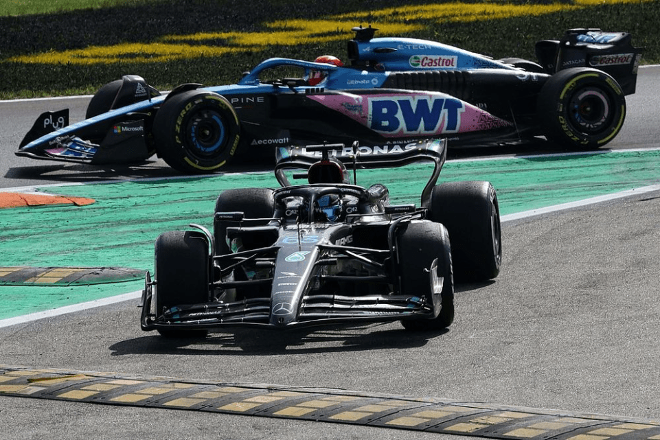 George Russell dice che gli piacerebbe vedere la chicane di curva 1 modificata per evitare che i piloti taglino la curva.