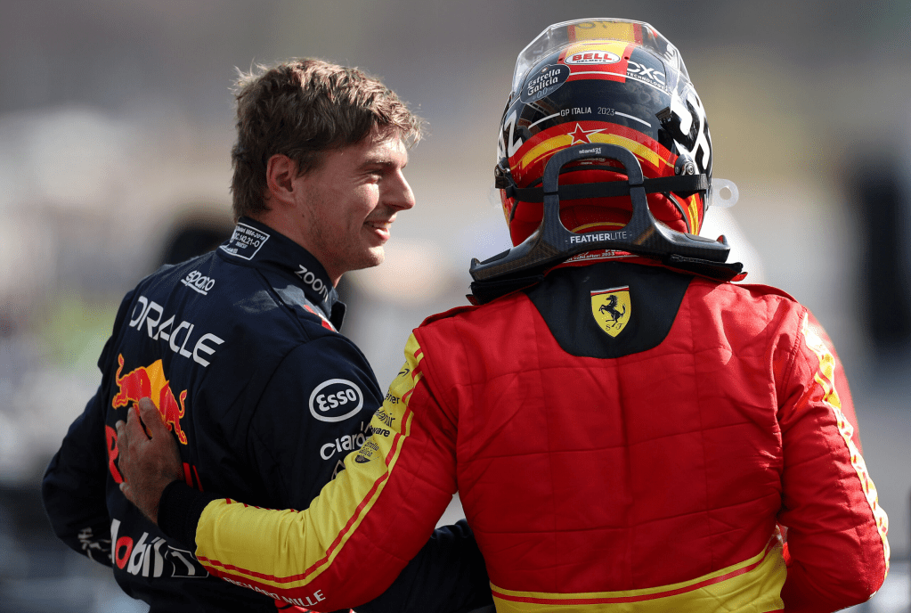 Carlos Sainz ha rivelato che vedeva possibile vincere il GP d'Italia, ma "il degrado è arrivato molto prima del previsto". La ragione? Ricordiamo che il madrileno ha dovuto difendere fino al midollo la sua posizione dagli attacchi di piloti come Max Verstappen, Sergio Pérez e il suo compagno Charles Leclerc. Per questo motivo, Carlos assicura che le sue gomme "sono arrivate molto usurate alla fine degli stint".