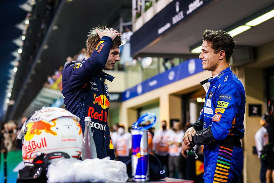 La Red Bull Racing ha costruito una delle macchine più dominanti nella storia della Formula 1. Max Verstappen la sta sfruttando in modo eccellente e di conseguenza ha già battuto numerosi record. Sergio Perez, invece, è più in difficoltà. Helmut Marko è stato ancora una volta critico nei confronti del messicano e sta quindi guardando ad altre opzioni per il futuro, come Lando Norris.