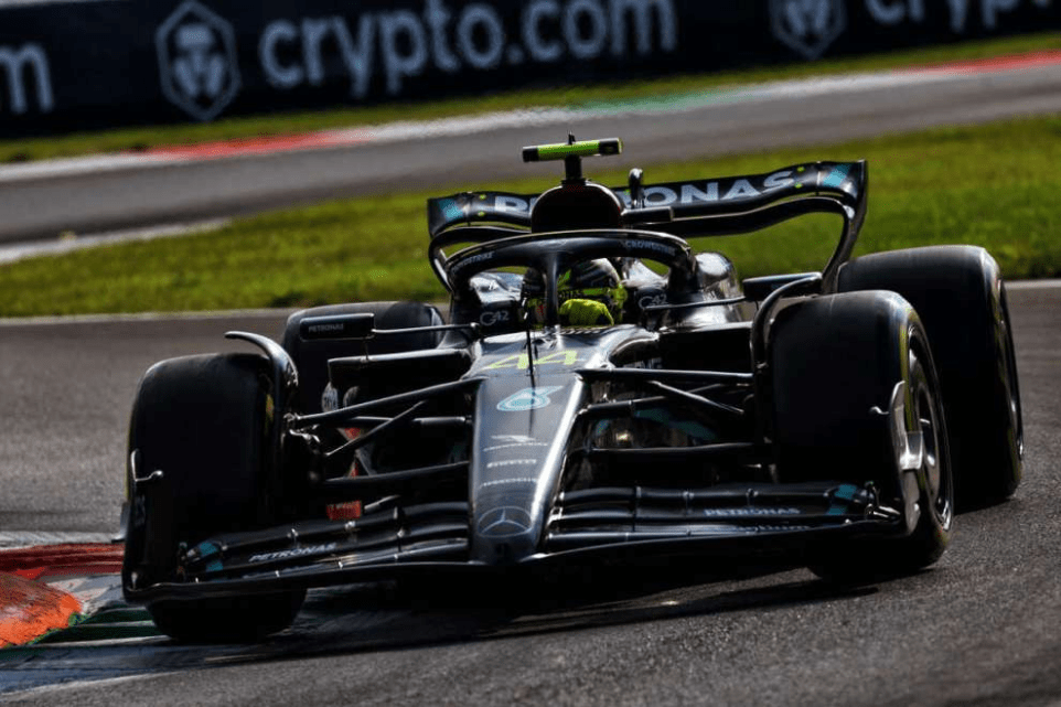 Una delle grandi leggende della storia della Formula 1, Sir Jackie Stewart, ha definito Lewis Hamilton "uno dei migliori piloti che la categoria abbia mai visto". Tuttavia, sottolinea che il suo connazionale "non è più così affamato" come in passato e dubita che riuscirà a conquistare il tanto atteso ottavo titolo.