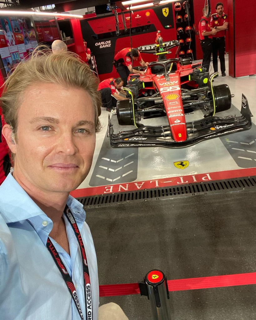 Nico Rosberg batterebbe Max Verstappen con la stessa macchina? Rosberg è sicuro: sì, poiché sostiene che Verstappen e Hamilton sono allo stesso livello e che se riuscisse a battere l'inglese, potrebbe ripetere l'impresa anche con l'olandese.