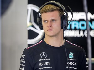 Toto Wolff ha commentato il futuro di Mick Schumacher in F1, aprendo le porte a un possibile ritorno nel 2025. Aggiungendo inoltre di dover tenere sotto controllo i movimenti della Williams.