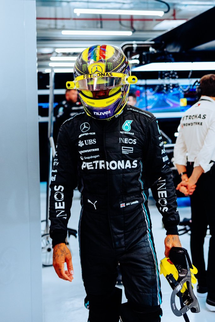 Il sette volte campione del mondo multato dopo l'incidente con il suo compagno di squadra. Per gli steward Hamilton ha attraversato la pista in modo pericoloso.