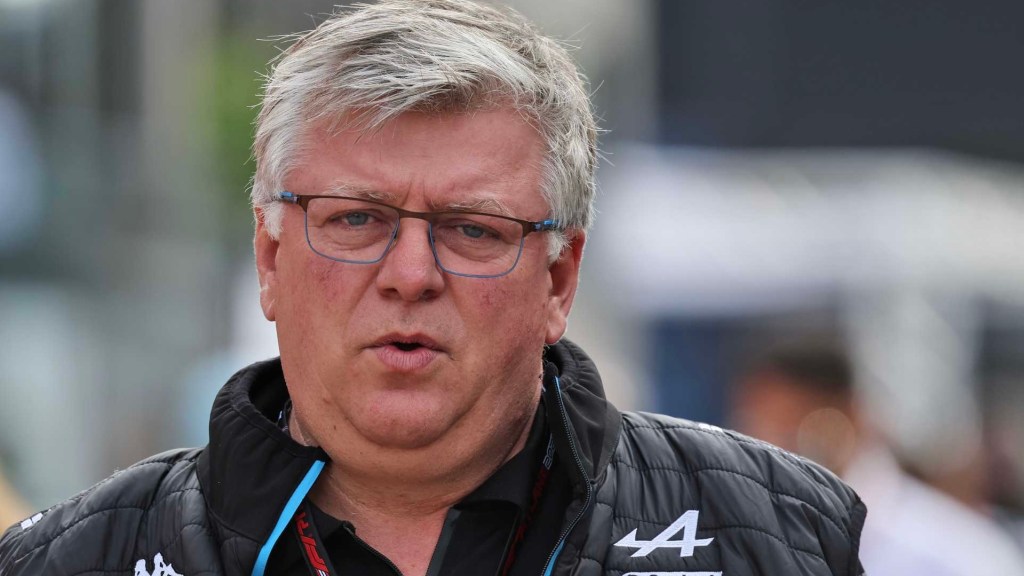 Otmar Szafnauer è convinto: “Hamilton sta imparando in fretta e diventerà sempre più competitivo”. Il sette volte iridato fatica ad adattarsi al mondo Ferrari, ma ha già mostrato segnali di crescita importanti.