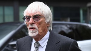 bernie ecclestone al suo arrivo alla southwark crown court di londra ansa