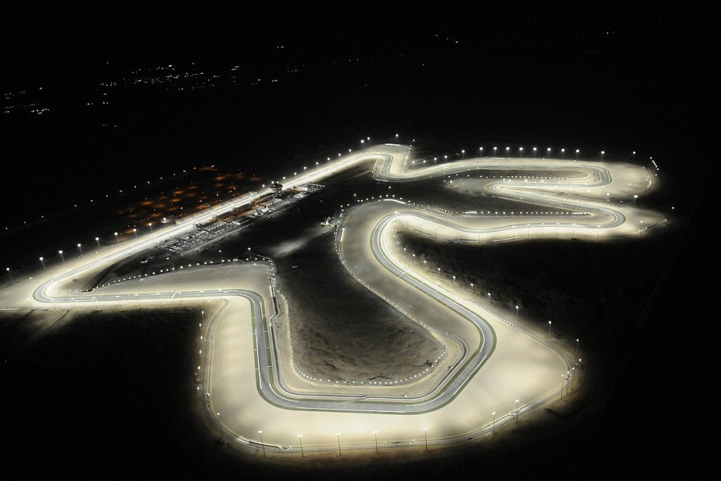 Circuito di Losail in nottura per le qualifiche del venerdì
