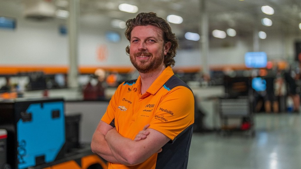 L'ex pilota brasiliano Tony Kanaan, dopo aver deciso di ritirarsi dalle corse nel 2023, ha ottenuto una promozione all'interno del team Arrow McLaren.