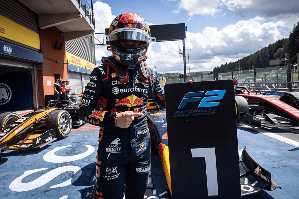 Enzo Fittipaldi e Zane Maloney non continueranno con la Red Bull Young Driver Academy la prossima stagione. I due piloti Carlin in Formula 2 non riceveranno più il supporto del marchio di bevande energetiche e lasceranno il posto a Pepe Martí e Tim Trammitz, i due nuovi arrivi per il 2024.