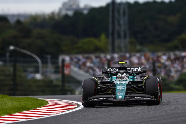 Fernando Alonso dice di non essere preoccupato per i suoi messaggi radiofonici che vengono trasmessi durante le trasmissioni delle gare perché crede che la maggior parte delle persone comunque non li capisca.