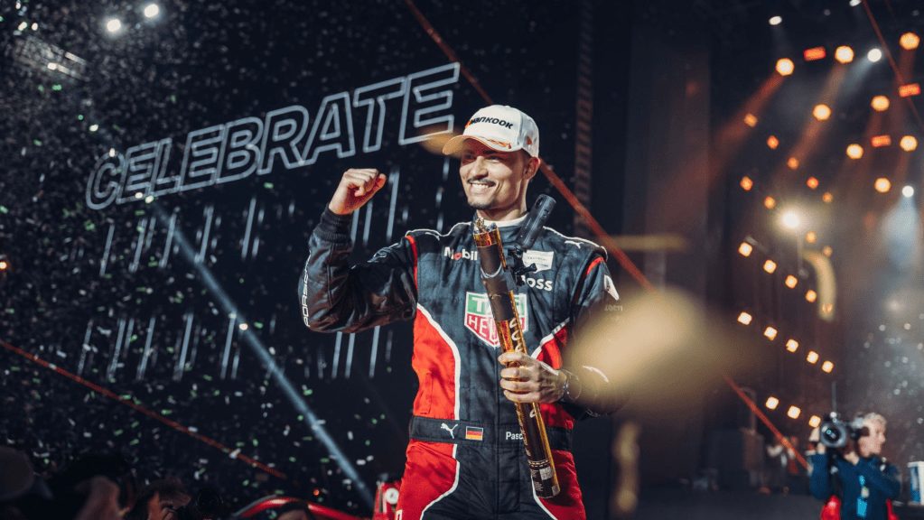 Wehrlein festeggia dopo la vittoria a Diriyah