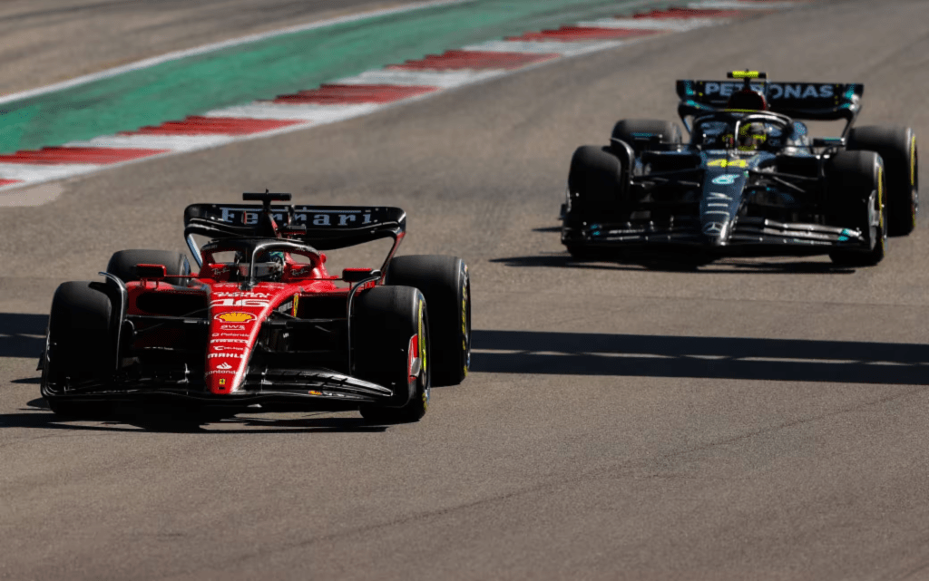 Leclerc ed Hamilton in lotta per recuperare gli errori di strategia